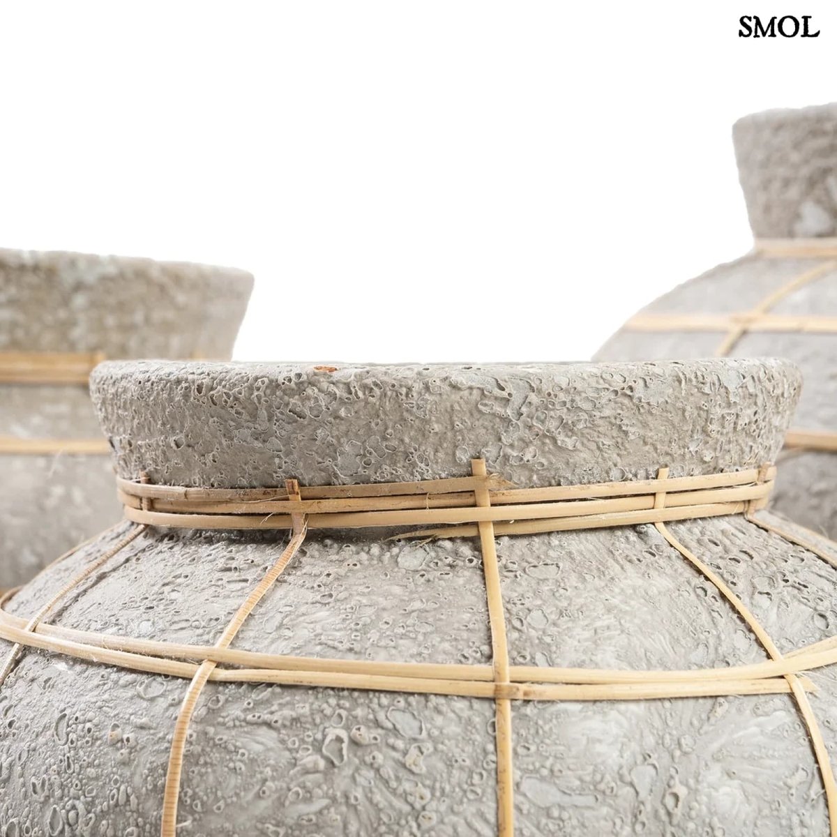 Betonhatású terrakotta váza rattan díszítéssel - S | BELLY - SMOL