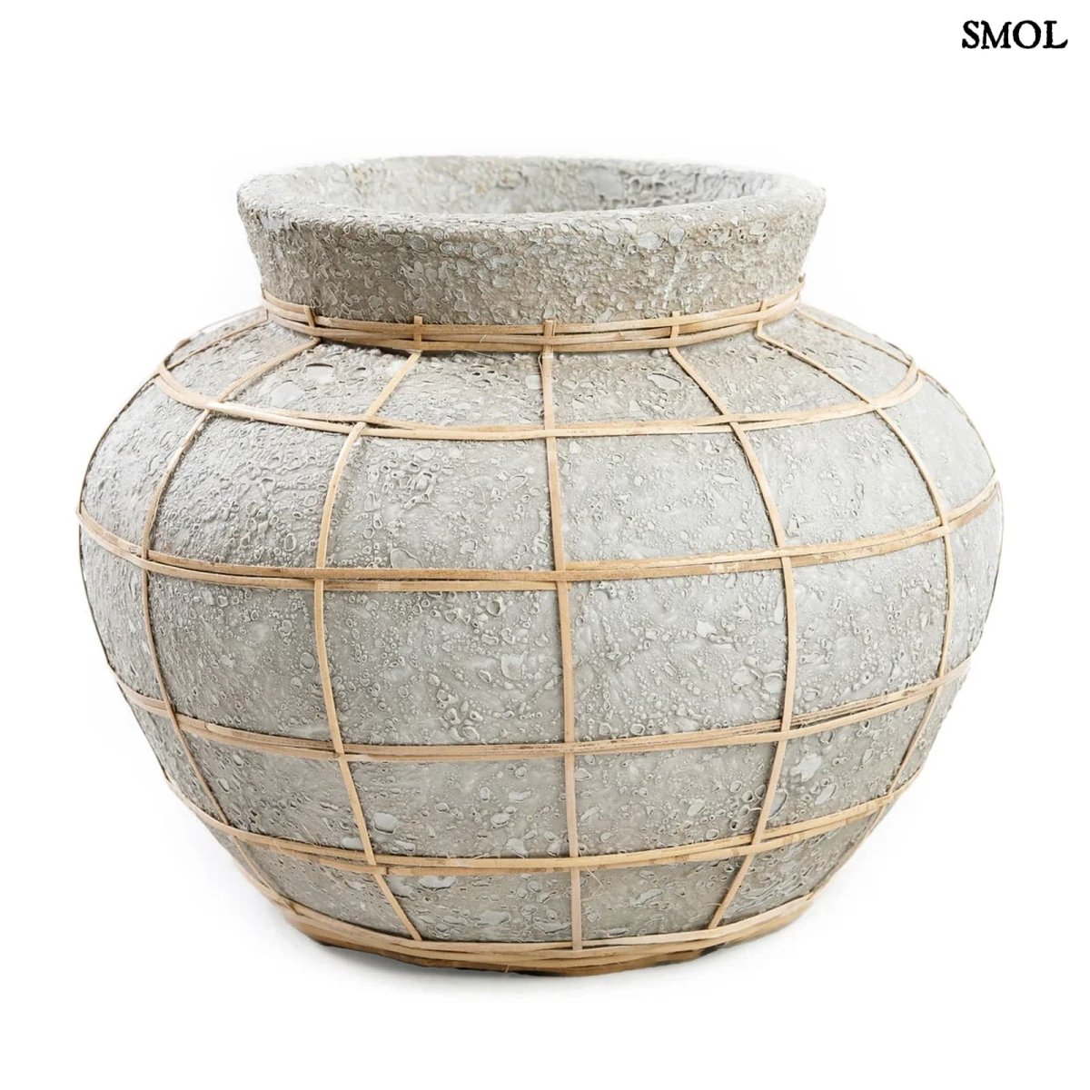 Betonhatású terrakotta váza rattan díszítéssel - S | BELLY - SMOL