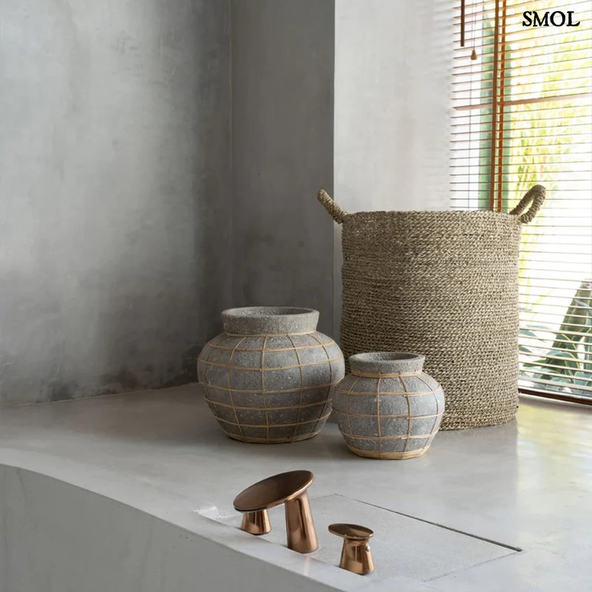 Betonhatású terrakotta váza rattan díszítéssel - S | BELLY - SMOL