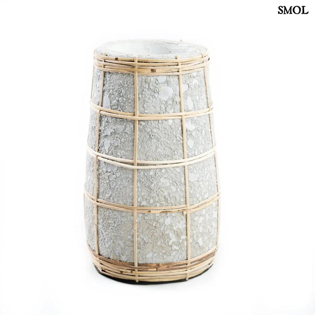 Betonhatású terrakotta váza rattannal - S | CUTIE - SMOL