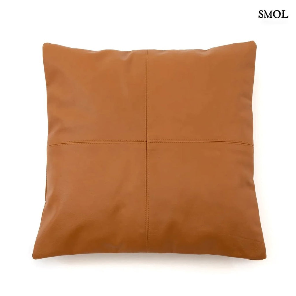 Camel színű bőr díszpárnahuzat fehér háttérrel