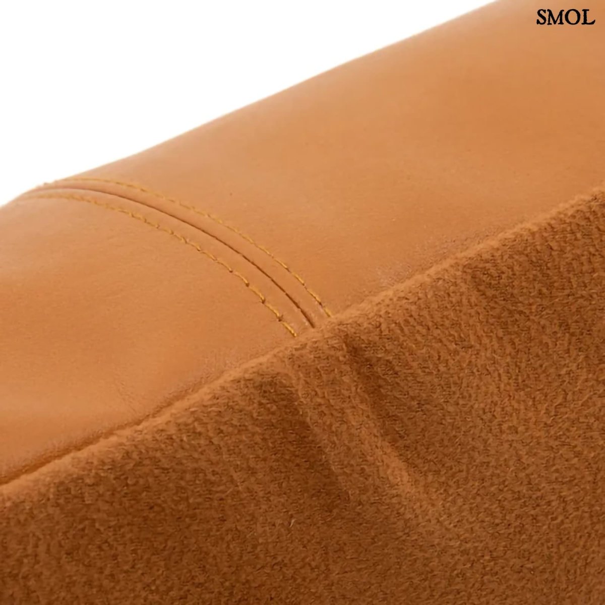Camel színű bőr díszpárnahuzat oldalról nagyítva