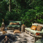 Camel színű bőr díszpárnahuzat kertben