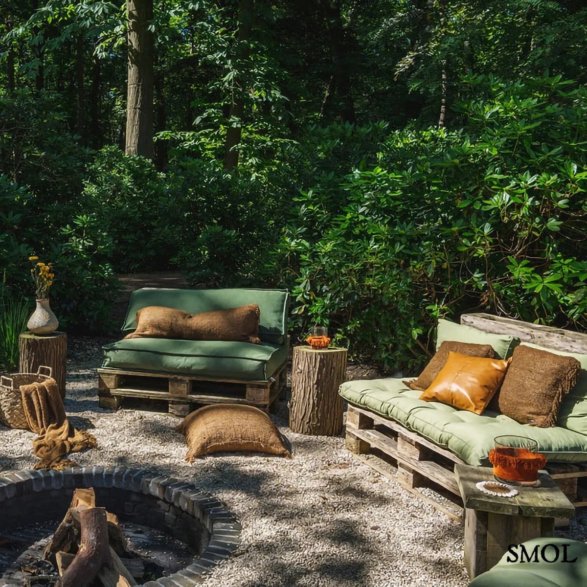 Camel színű bőr díszpárnahuzat kertben