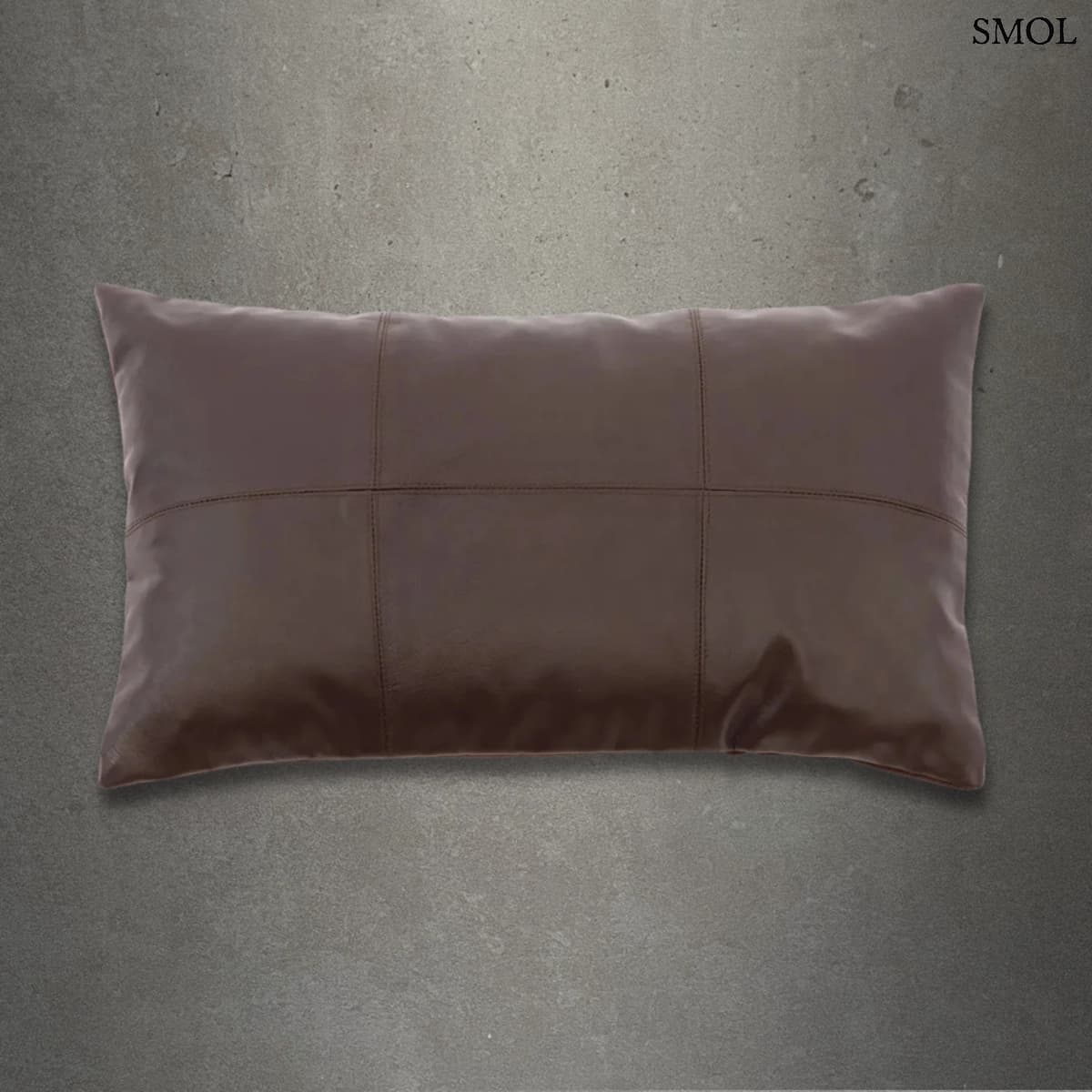 Csokoládébarna, hatpaneles bőr díszpárnahuzat selymes borjúbőrből, 30x50 cm-es méretben, szürke háttérrel