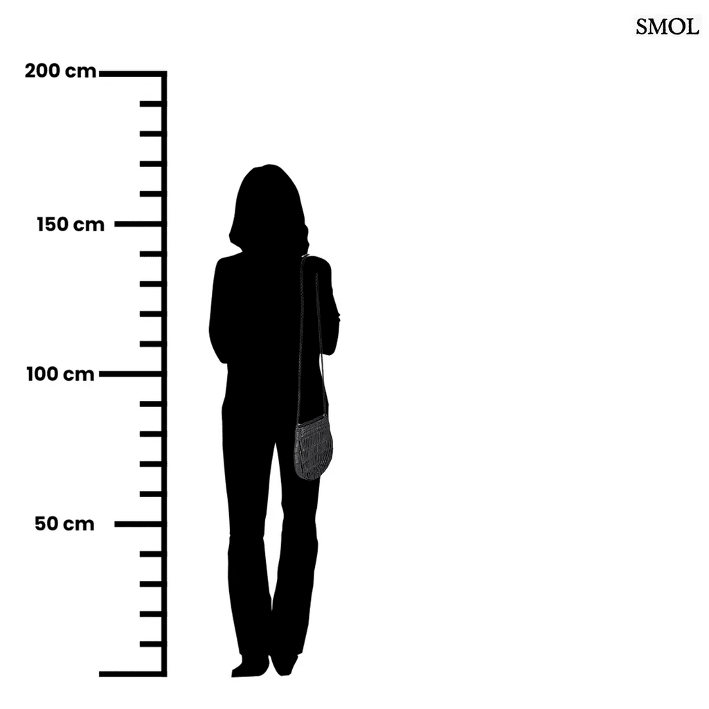 Kézzel font fekete bőr oldaltáska hosszú, fonott keresztpánttal, méretarányosan