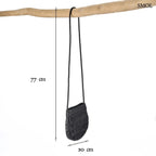 Kézzel font fekete bőr oldaltáska hosszú, fonott keresztpánttal, méretekkel