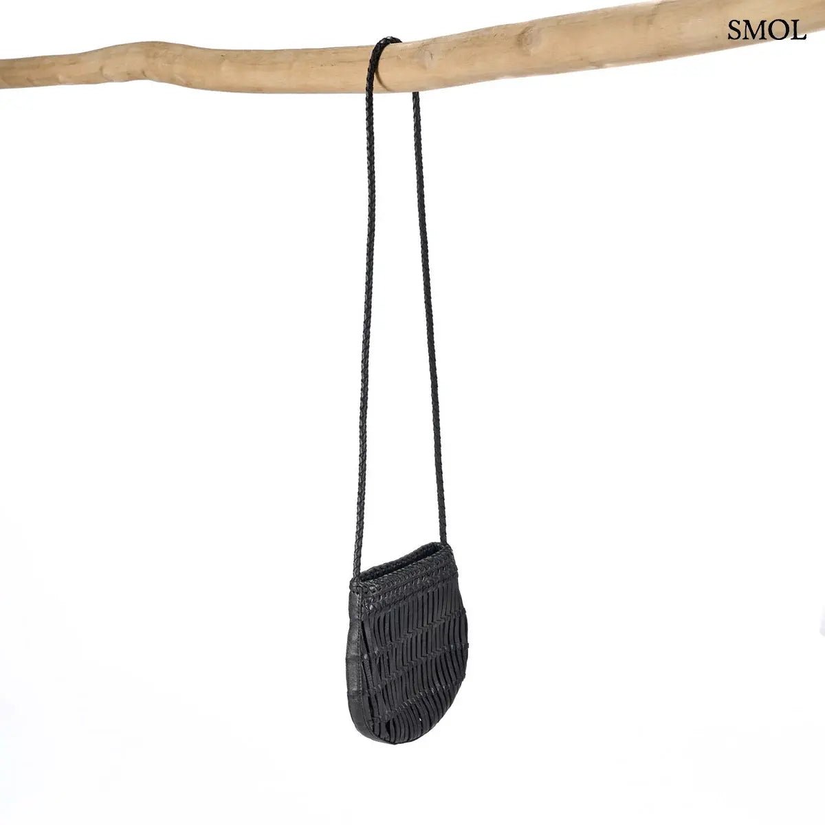 Kézzel font fekete bőr oldaltáska hosszú, fonott keresztpánttal, rúdra akasztva