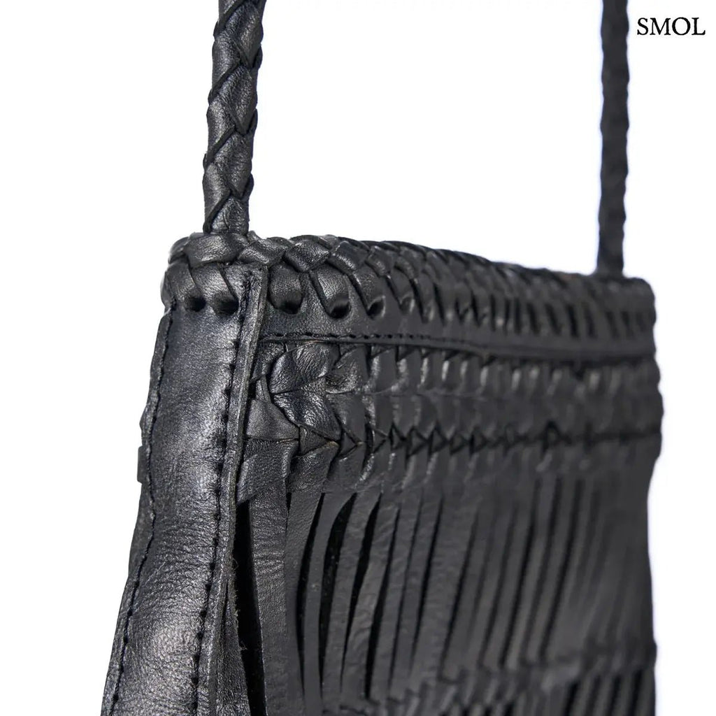 Kézzel font fekete bőr oldaltáska hosszú, fonott keresztpánttal, felső rész ferdén