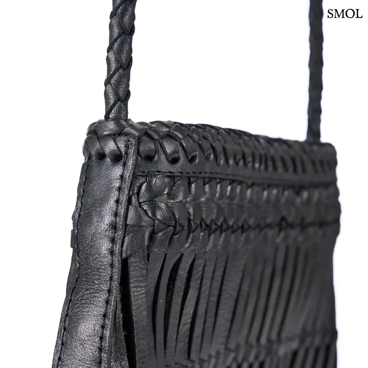 Kézzel font fekete bőr oldaltáska hosszú, fonott keresztpánttal, felső rész ferdén