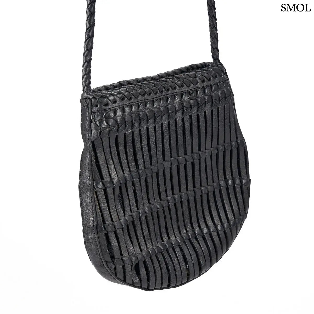 Kézzel font fekete bőr oldaltáska hosszú, fonott keresztpánttal, táska nagyítva
