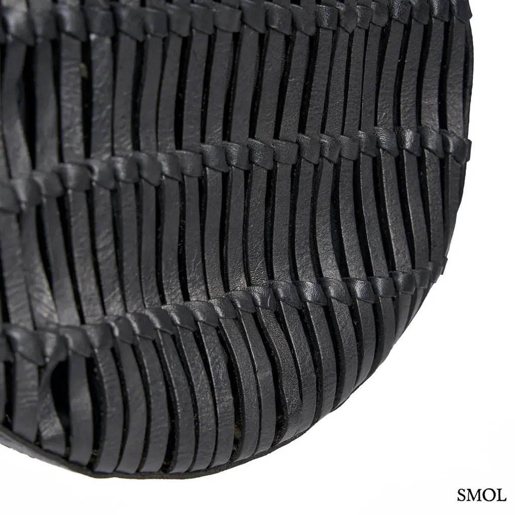 Kézzel font fekete bőr oldaltáska hosszú, fonott keresztpánttal, alsó rész nagyítva