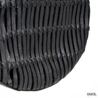 Kézzel font fekete bőr oldaltáska hosszú, fonott keresztpánttal, alsó rész nagyítva