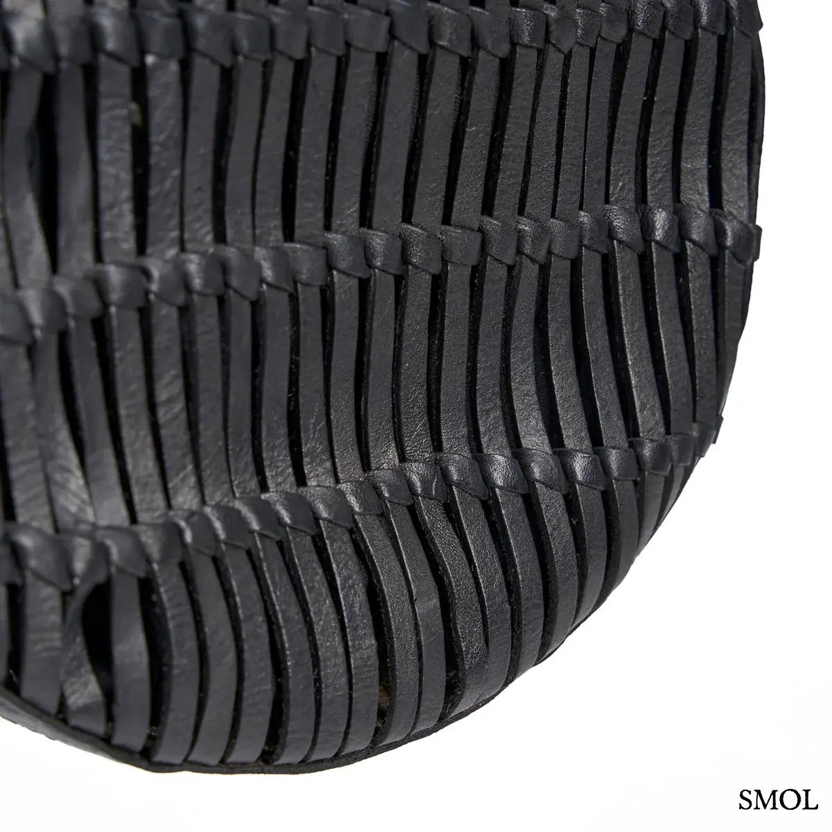 Kézzel font fekete bőr oldaltáska hosszú, fonott keresztpánttal, alsó rész nagyítva