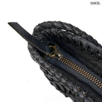 Kézzel font fekete bőr oldaltáska hosszú, fonott keresztpánttal, cipzárral