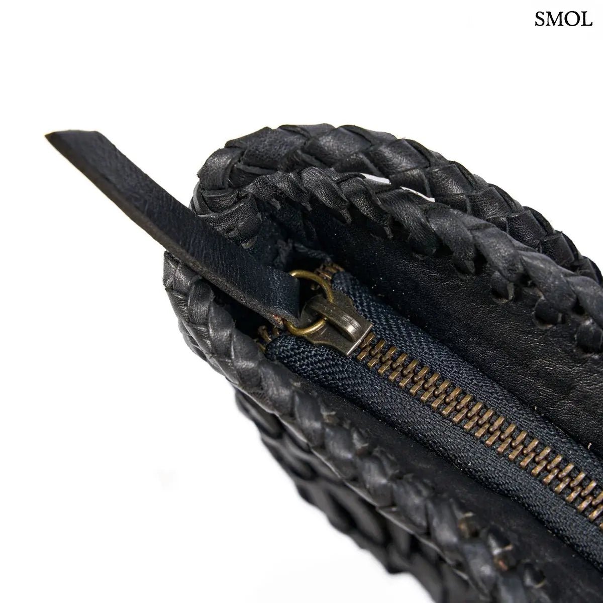 Kézzel font fekete bőr oldaltáska hosszú, fonott keresztpánttal, cipzárral