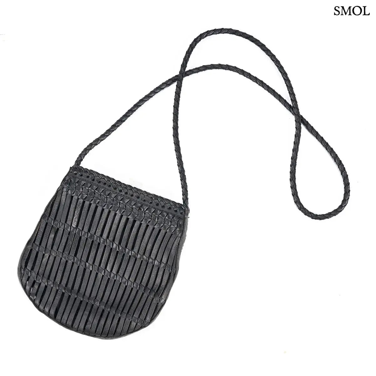 Kézzel font fekete bőr oldaltáska hosszú, fonott keresztpánttal, fehér háttérrel