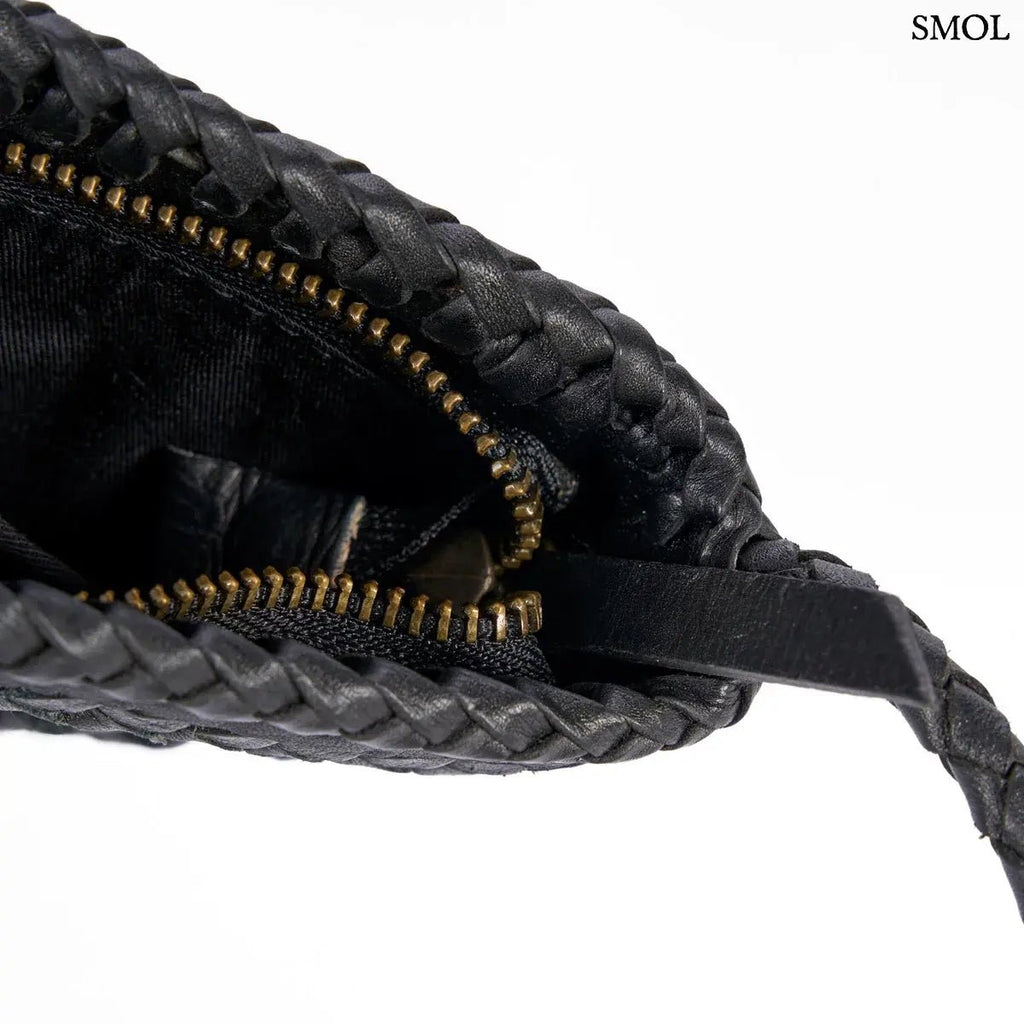 Fekete fonott bőr oldaltáska kézzel készült textúrával és hosszú vállpánttal, nyitott cipzárral