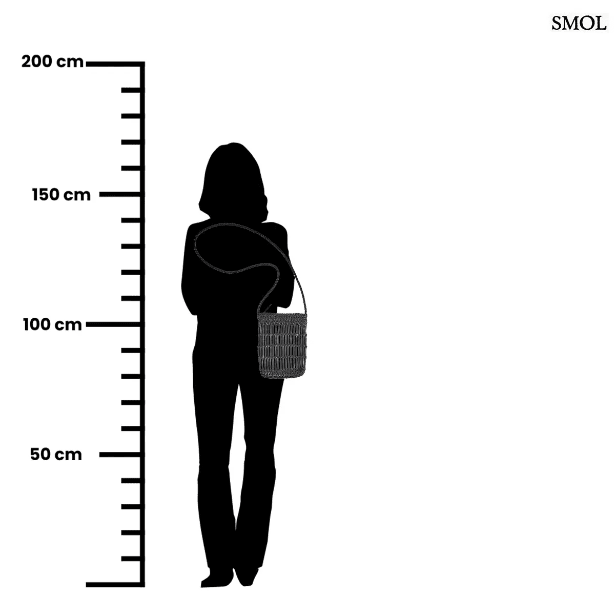 Fekete fonott bőr oldaltáska kézzel készült textúrával és hosszú vállpánttal, méretarányosan