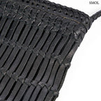 Fekete fonott bőr oldaltáska kézzel készült textúrával és hosszú vállpánttal, oldalról nagyítva