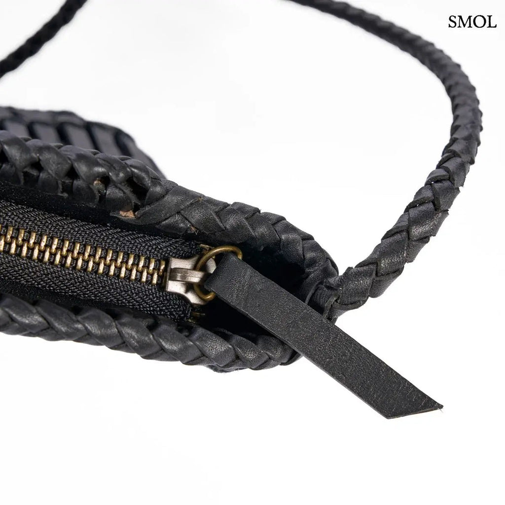 Fekete fonott bőr oldaltáska kézzel készült textúrával és hosszú vállpánttal, cipzár nagyítva