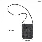 Fekete fonott bőr oldaltáska kézzel készült textúrával és hosszú vállpánttal, méretekkel