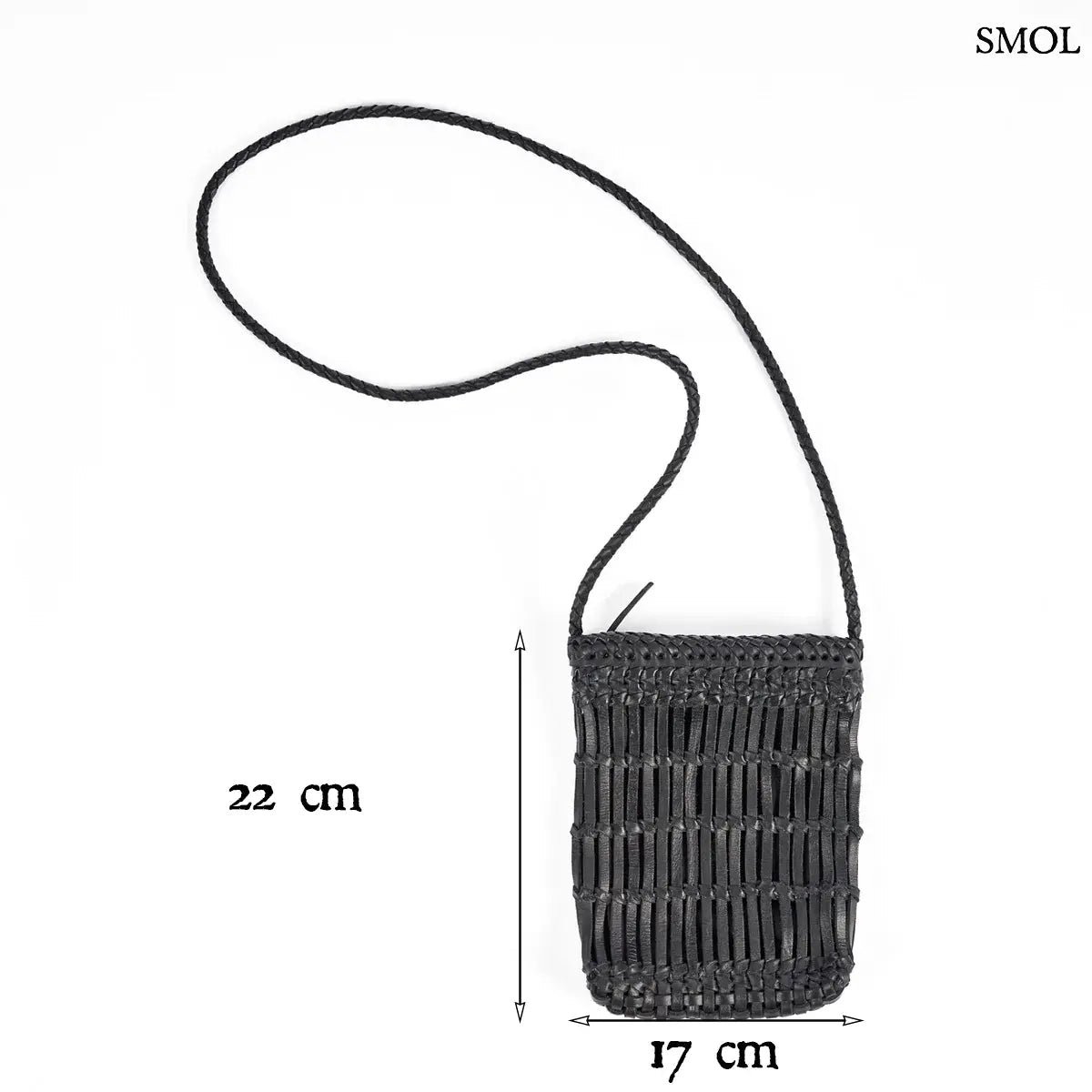 Fekete fonott bőr oldaltáska kézzel készült textúrával és hosszú vállpánttal, méretekkel