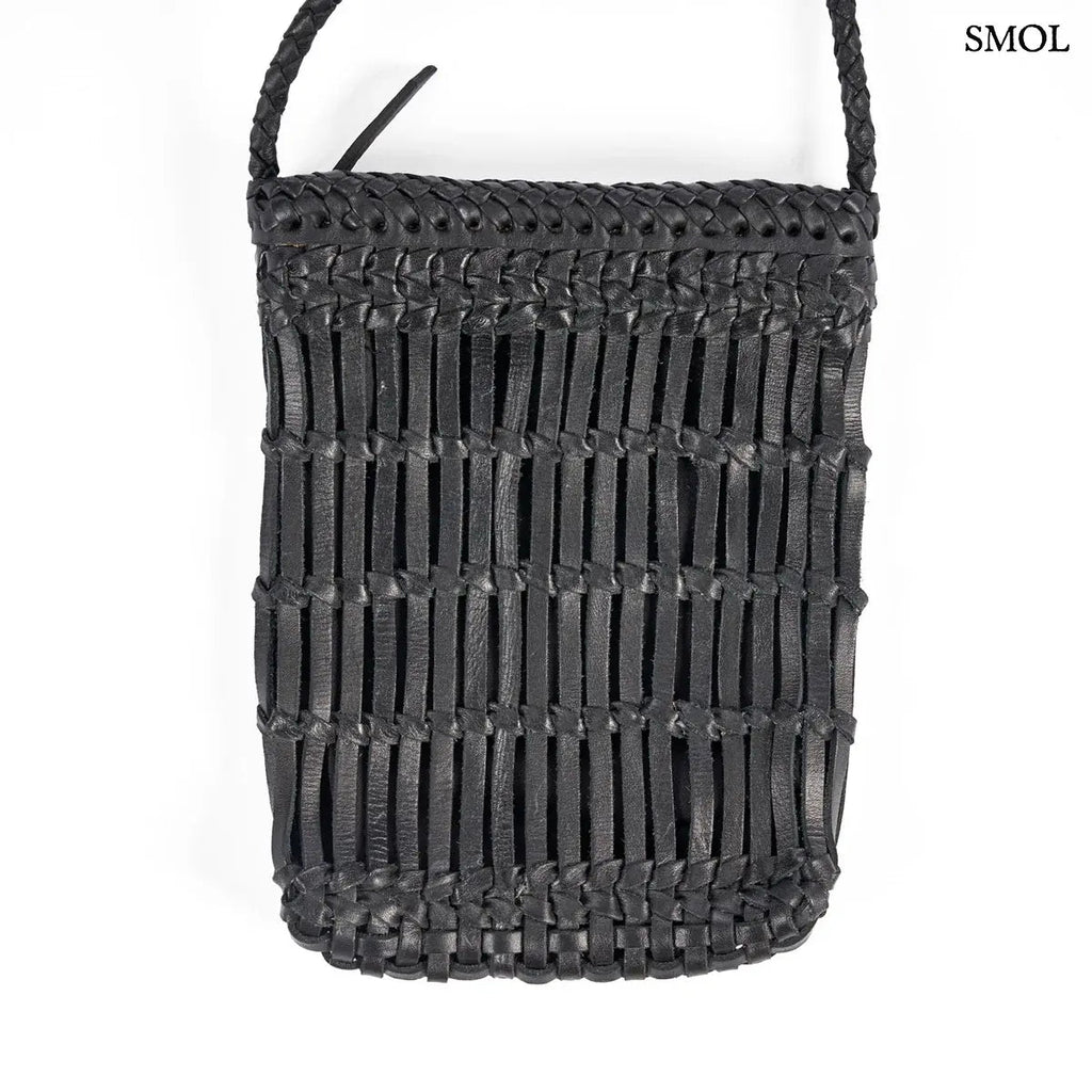 Fekete fonott bőr oldaltáska kézzel készült textúrával és hosszú vállpánttal, nagyítva