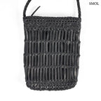 Fekete fonott bőr oldaltáska kézzel készült textúrával és hosszú vállpánttal, nagyítva
