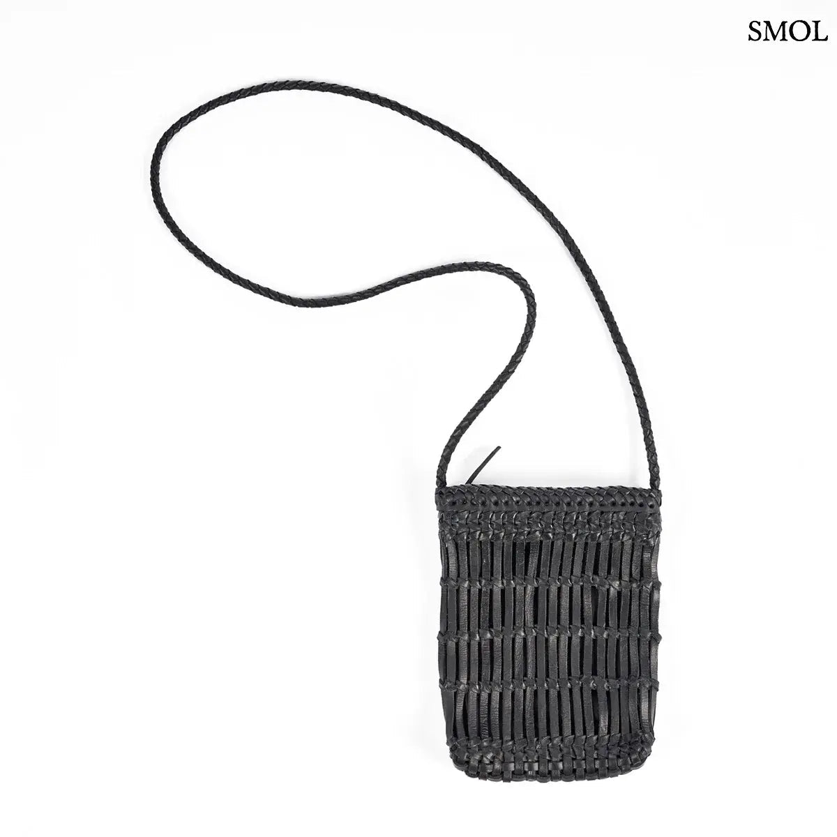 Fekete fonott bőr oldaltáska kézzel készült textúrával és hosszú vállpánttal, fehér háttérrel