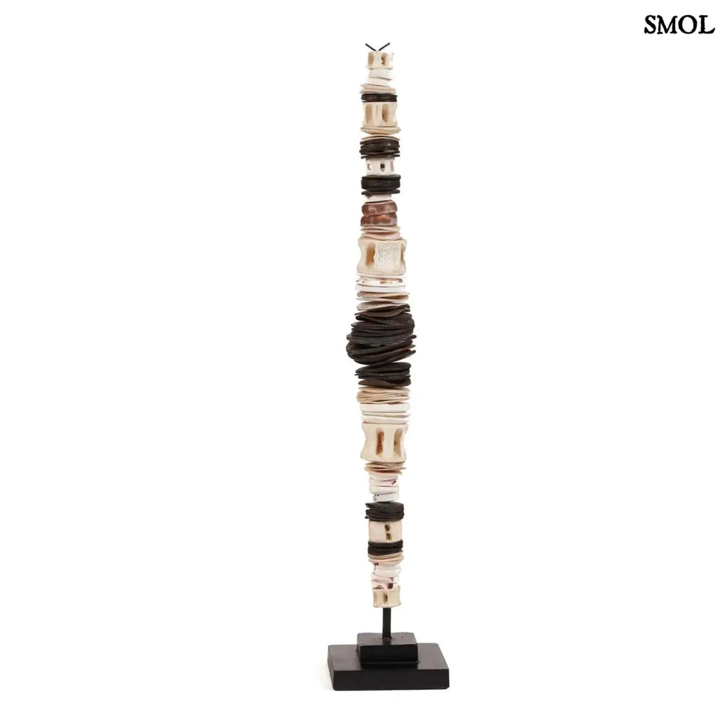 Dekoráció Kagylóval Állványon – L | MONEY | SMOL - fehér háttérrel