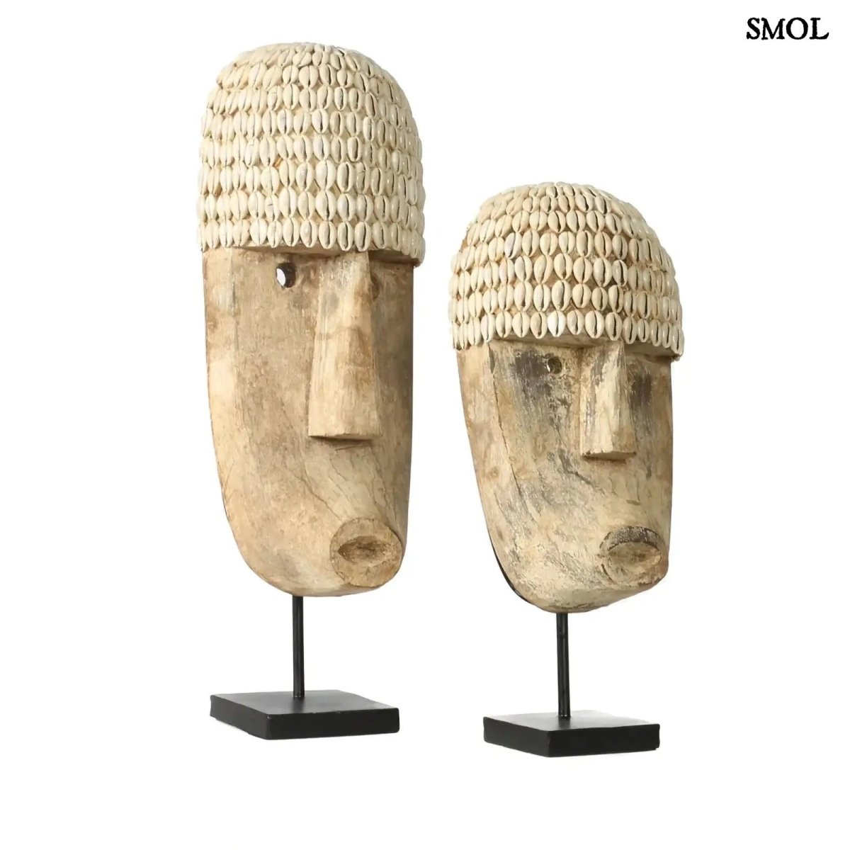 Dekoratív Fa Maszk Kagylókkal – állványon, L | COWRIE - SMOL