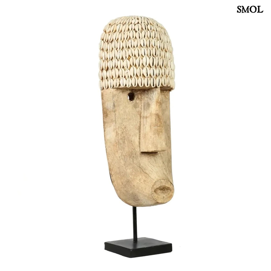 Dekoratív Fa Maszk Kagylókkal – állványon, L | COWRIE - SMOL