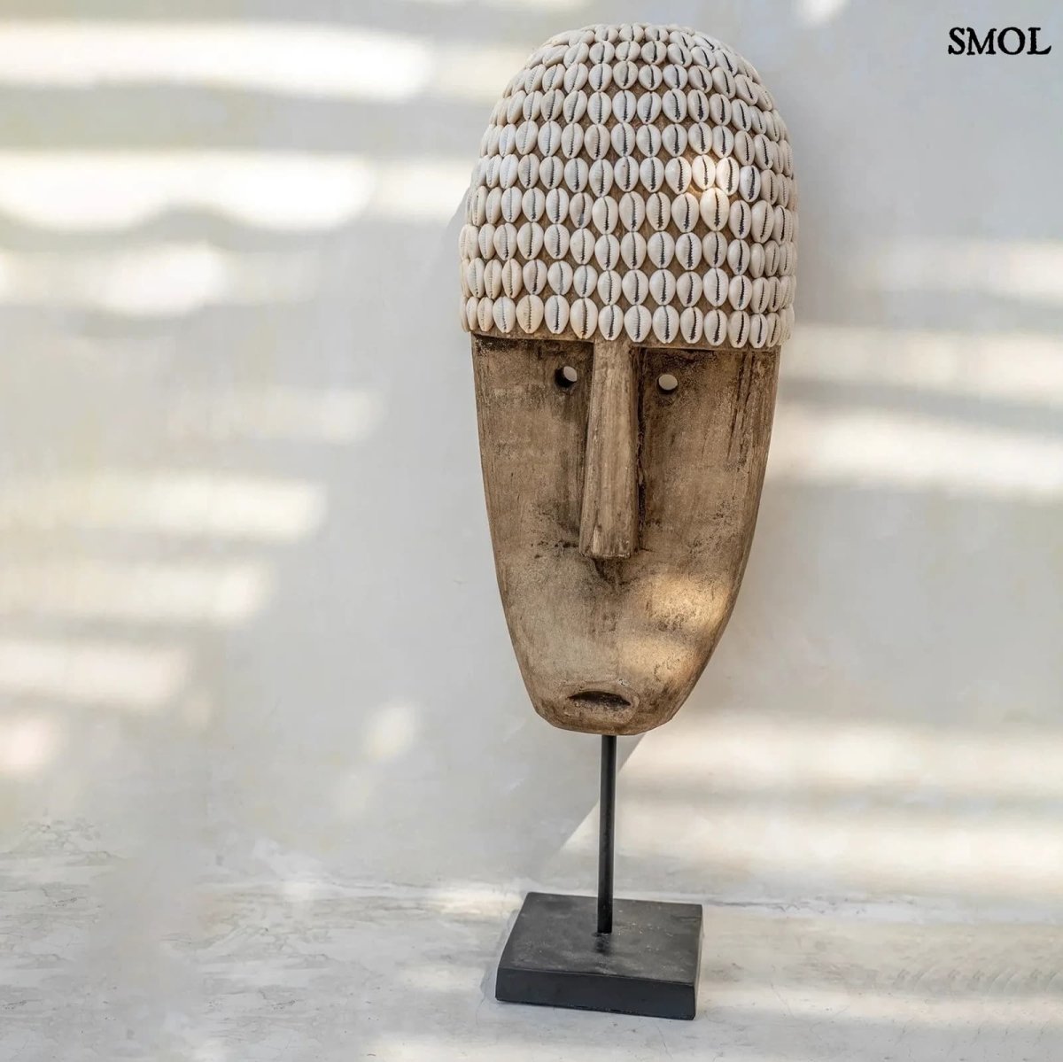 Dekoratív Fa Maszk Kagylókkal – állványon, L | COWRIE - SMOL