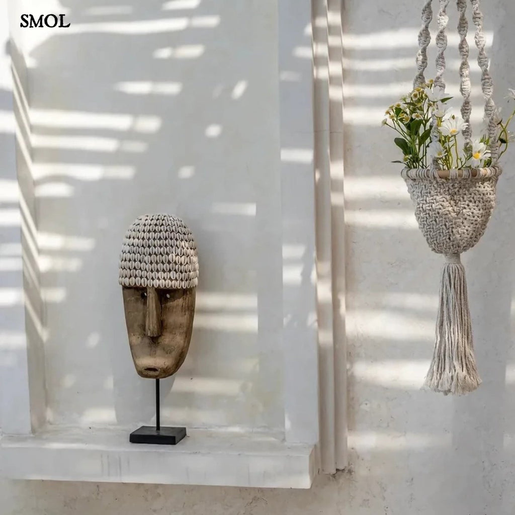 Dekoratív Fa Maszk Kagylókkal – állványon, L | COWRIE - SMOL