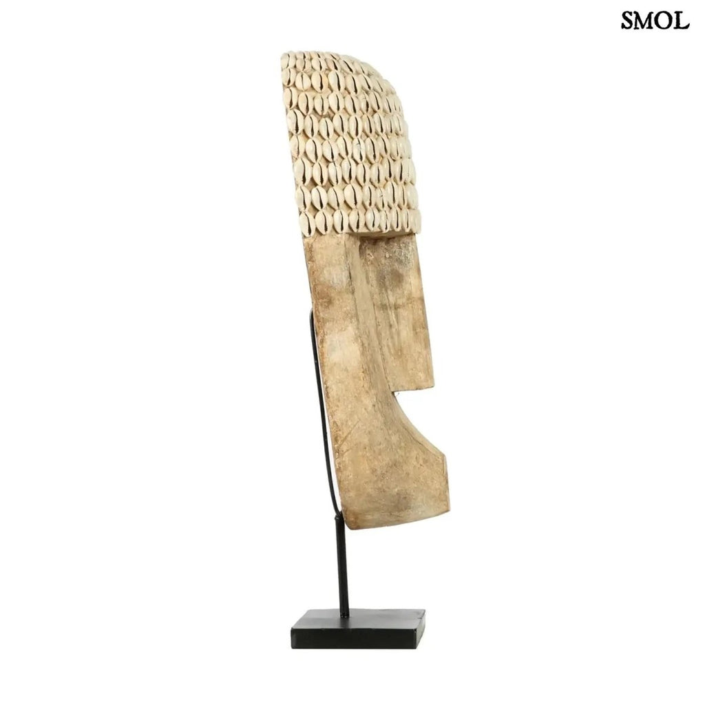 Dekoratív Fa Maszk Kagylókkal – állványon, L | COWRIE - SMOL