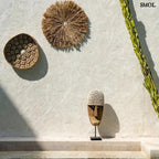 Dekoratív Fa Maszk Kagylókkal – állványon, L | COWRIE - SMOL