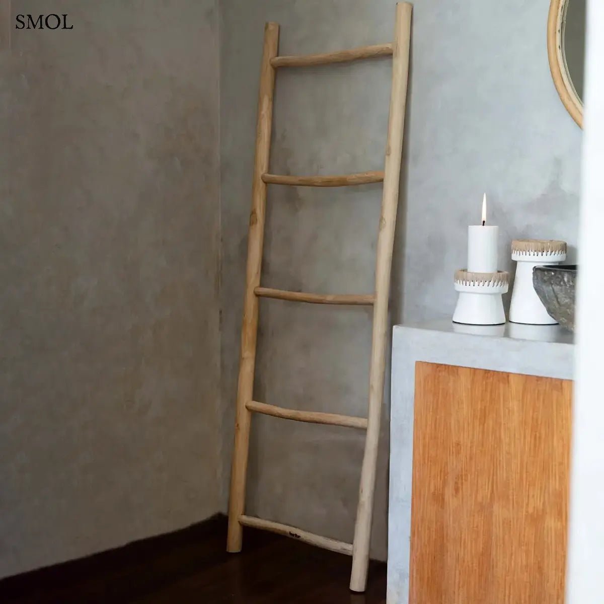 Natúr teakfa dekorlétra ötfokos kivitelben, minimalista stílusú törölközőtartó és tároló, fürdőszobában