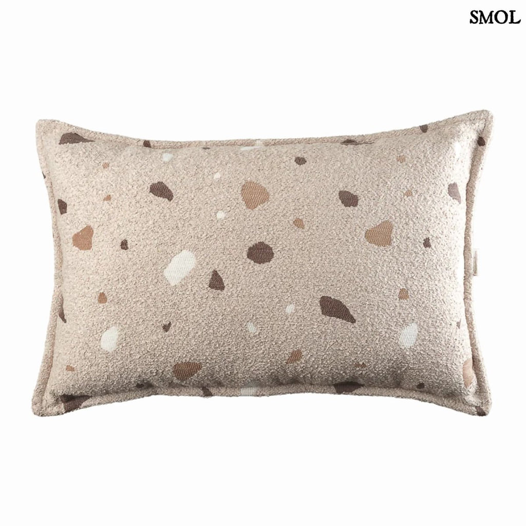 Homokszín Dekorpárna gyerekeknek buklé anyagból, terrazzo mintával, fehér háttérrel