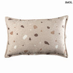 Homokszín Dekorpárna gyerekeknek buklé anyagból, terrazzo mintával, fehér háttérrel