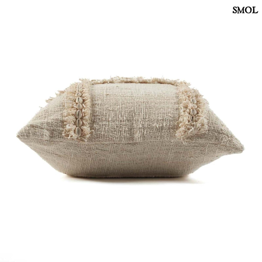 Boho pamut párna natúr színben, kagylómintás díszítéssel - oldalról