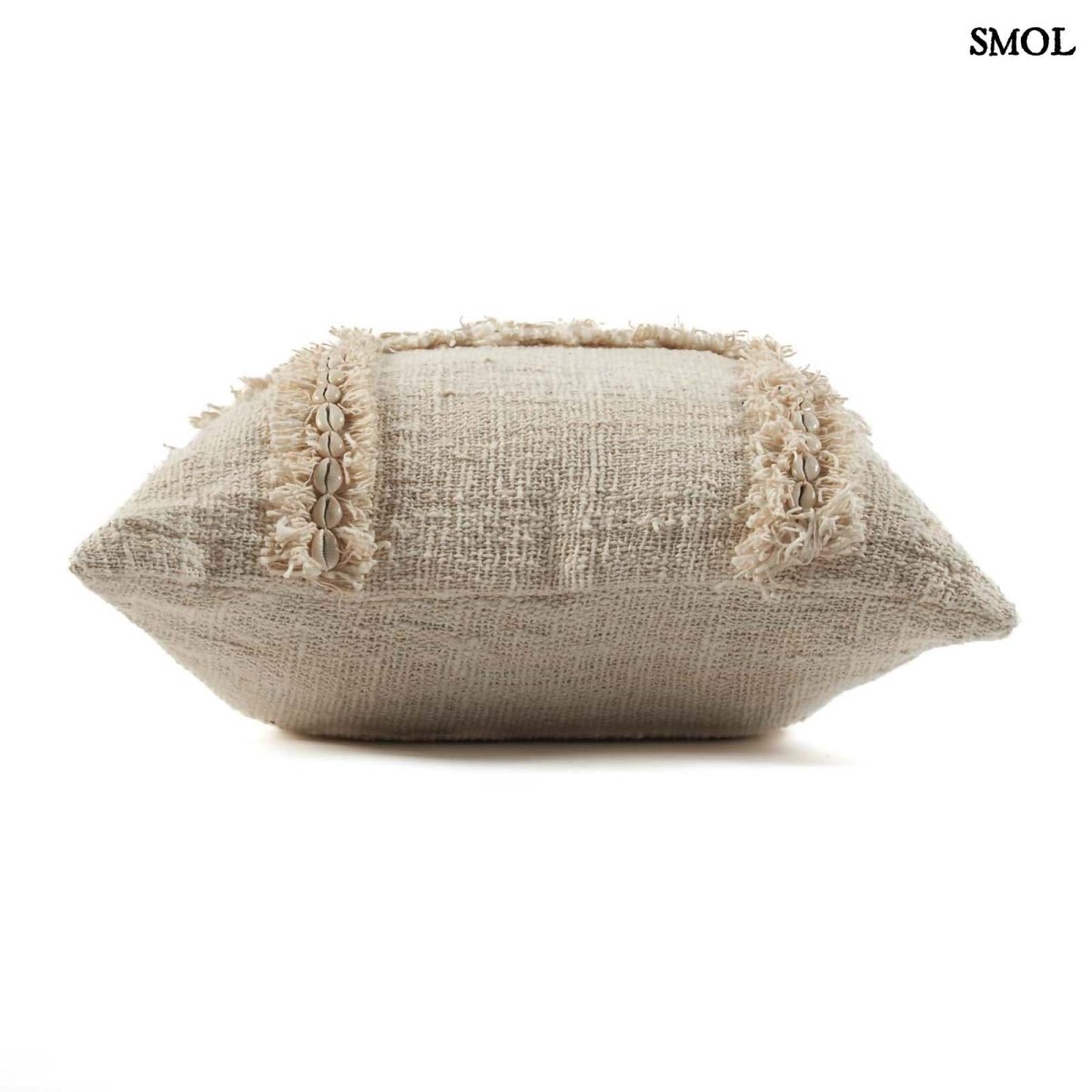 Boho pamut párna natúr színben, kagylómintás díszítéssel - oldalról