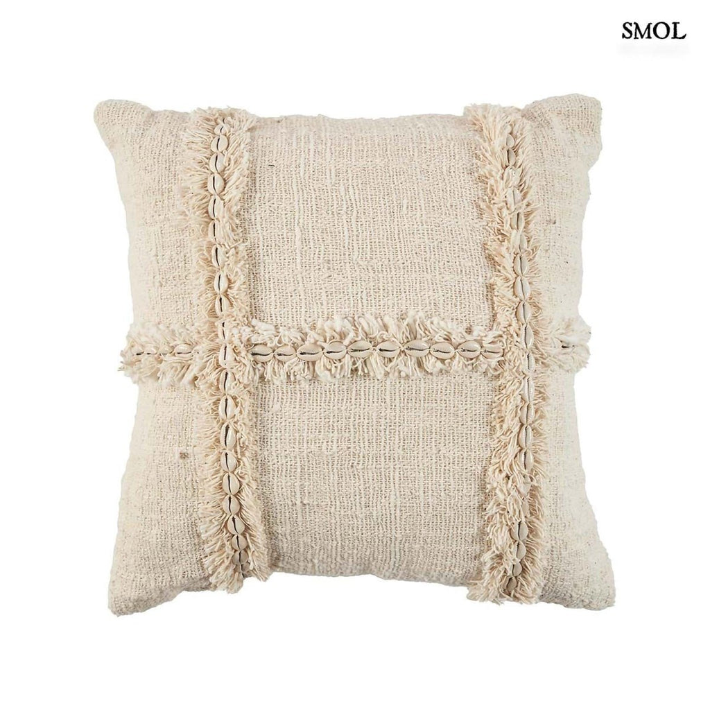 Boho pamut párna natúr színben, kagylómintás díszítéssel - fehér háttérrel