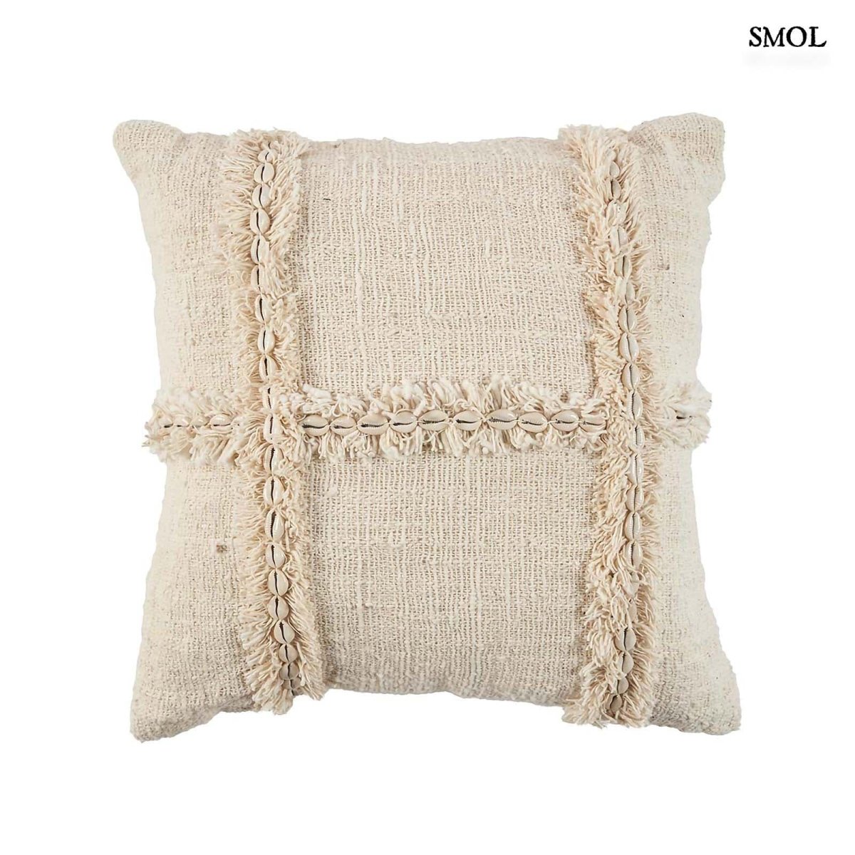 Boho pamut párna natúr színben, kagylómintás díszítéssel - fehér háttérrel
