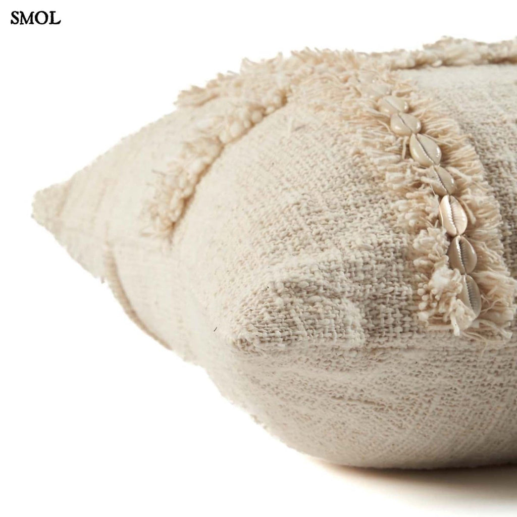 Boho pamut párna natúr színben, kagylómintás díszítéssel - sarok oldalról