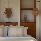 Boho pamut párna natúr színben, kagylómintás díszítéssel - hálószobában