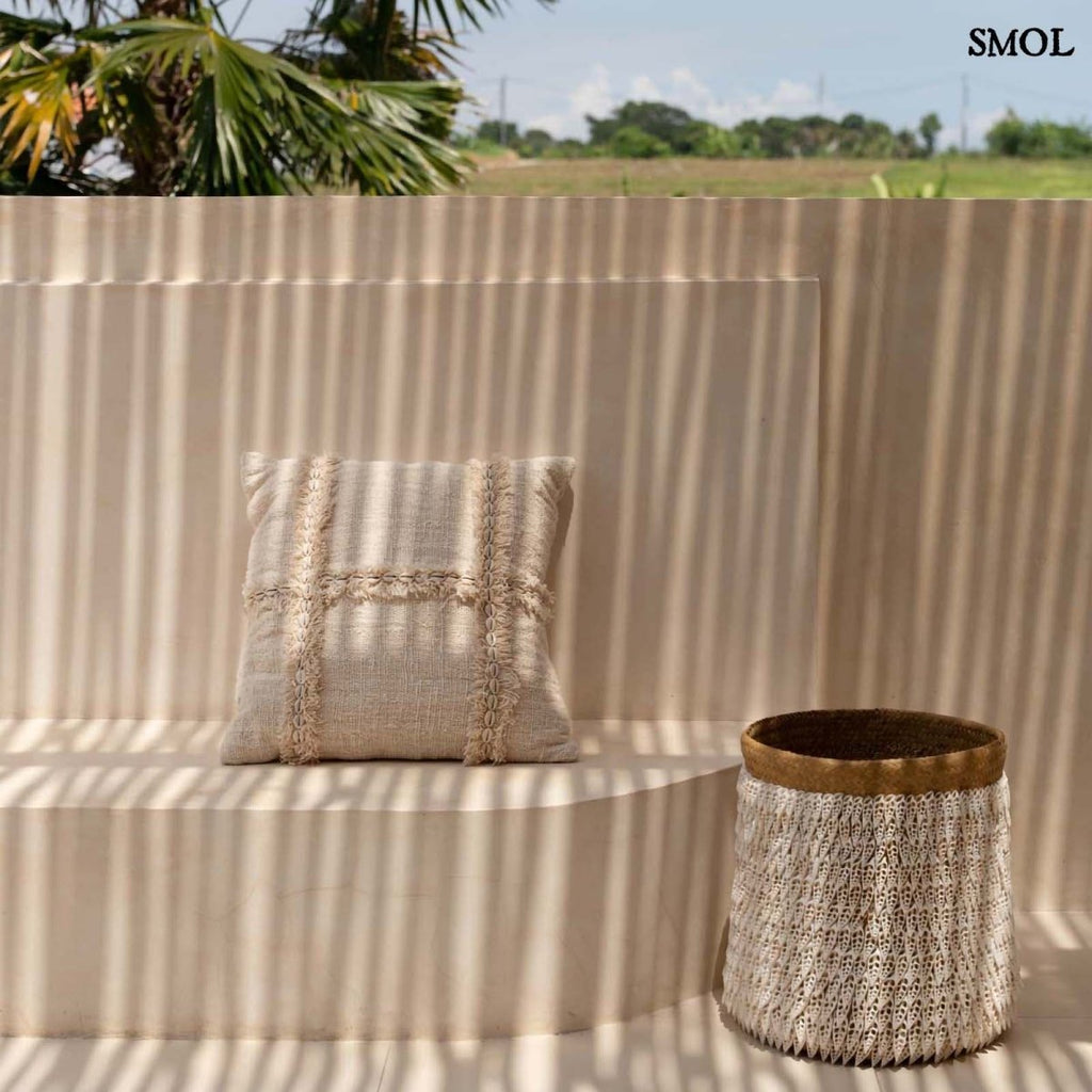 Boho pamut párna natúr színben, kagylómintás díszítéssel - kosárral