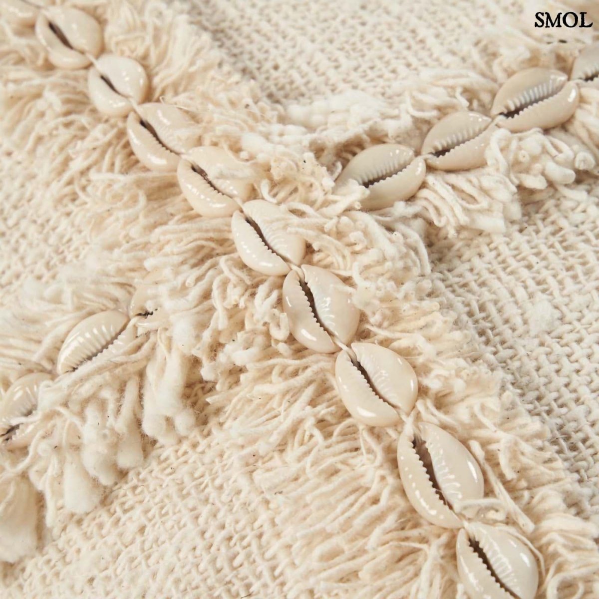 Boho pamut párna natúr színben, kagylómintás díszítéssel - kagylók nagyítva