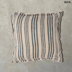 Díszpárnahuzat Nordic, 50x50 cm, lenvászon és bársony, natúr fekete csíkos szürke háttérrel