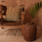 Díszpárnahuzat trópusi pálmafás hímzéssel, erdő zöld színben kaspóval, fotelben